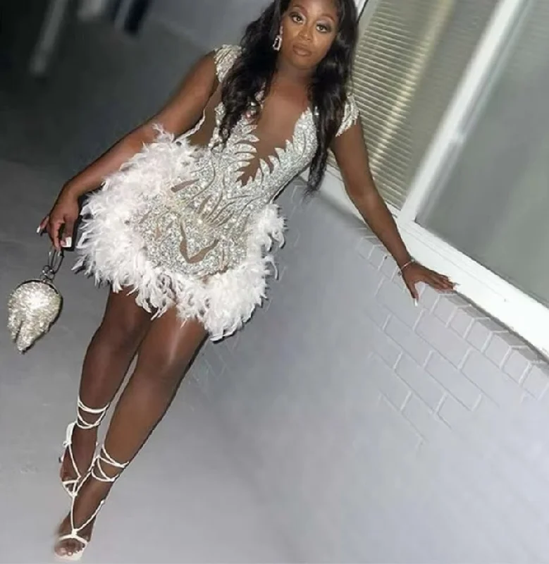 Versatile Women's Fashion New Design 2024 Diamonds Short Prom Dress Sheer Neck Beads Rhinestones Feather Birthday Party Cocktail Gowns Robe De Bal Custom