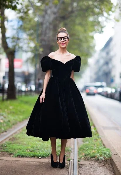 Winter Wardrobe Clearance Little Black Prom Dresses Off-shoulder Velvet Tea Length Ball Gown Amazing Evening Gowns S3285 Winter Wardrobe Clearance Little Black Prom Dresses Off-shoulder Velvet Tea Length Ball Gown Amazing Evening Gowns S3285