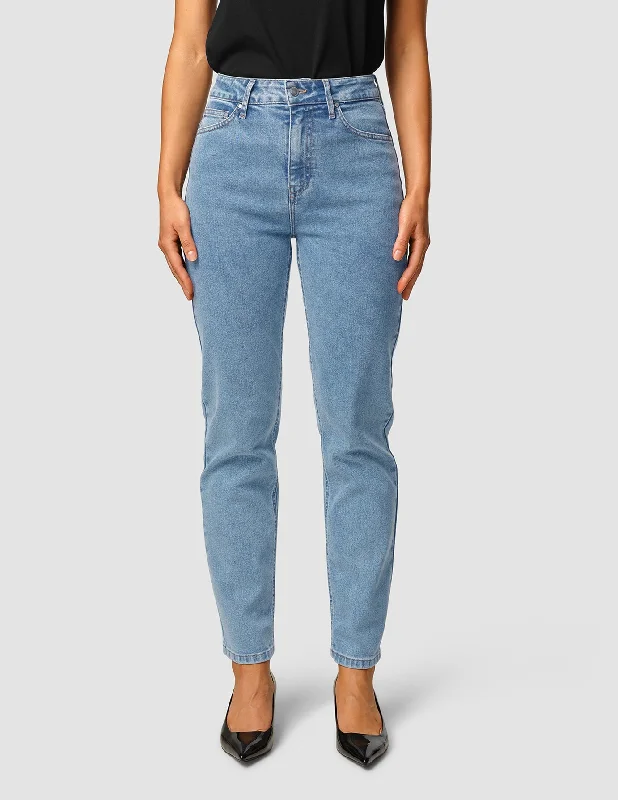 Affordable Luxury Women's Apparel Jeans Tapered Snow Blue Wash