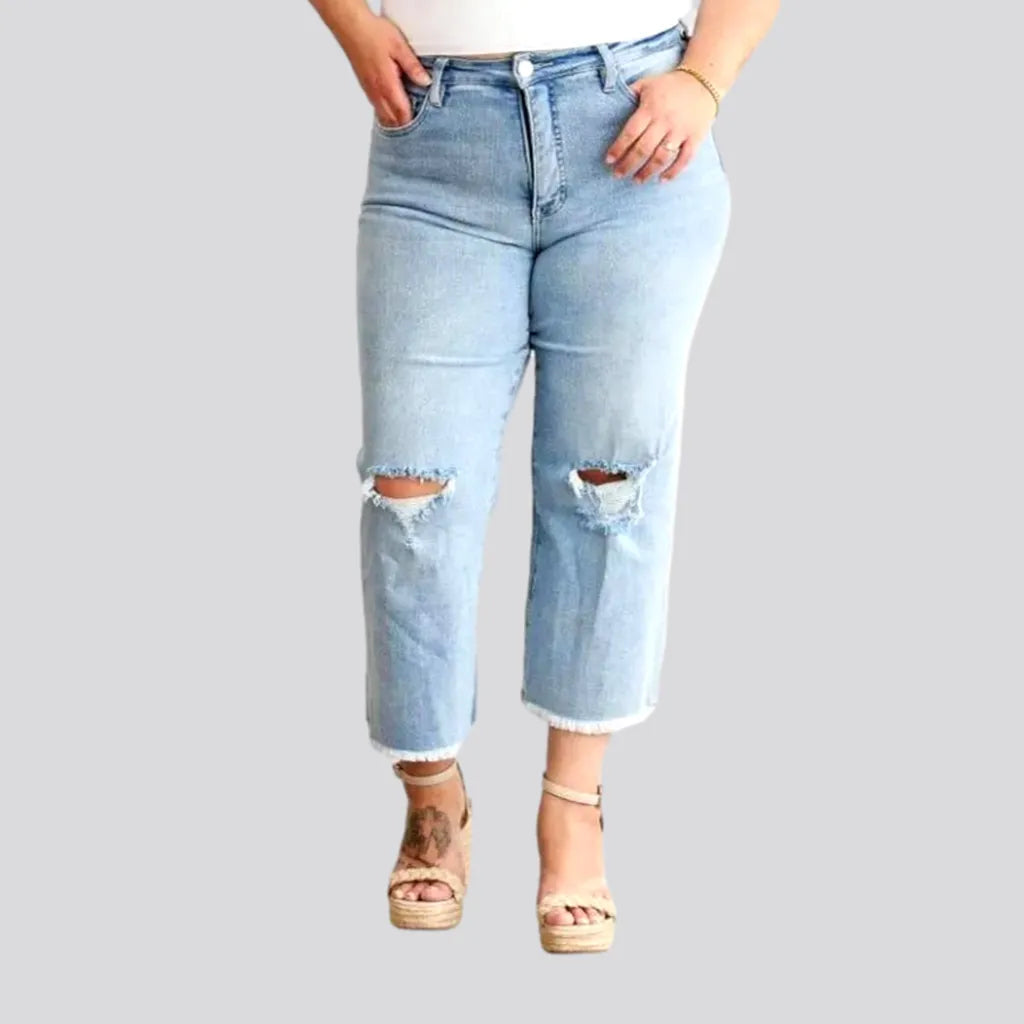 Women's Professional Garments Distressed women's raw-hem jeans